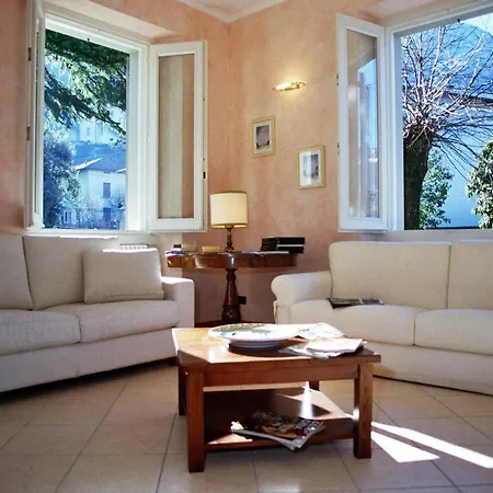 Sleeps 8 * Lezzeno
